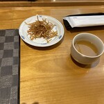 一久 - 注文前、最初にお通しとして出される揚げそば