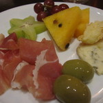 Bar and Billiard Room - パルマハムにオリーブにブルーチーズにフルーツ、さぁワイン飲も！