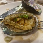 城寨風味 - 清蒸でくるところがシブい。老抽の利かせ方に抑制があるから、大陸っぽくならず港式に収まっている。