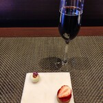 レストラン ラ・フロレゾン・ドゥ・タケウチ - LE CAFÉ ET SES PETIT'S FOURS
      
      珈琲、小菓子と共に