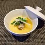 レストラン ラ・フロレゾン・ドゥ・タケウチ - LA PALOUDE ET HAMAGURI
      
      愛知県産あさりと蛤のロワイヤルクリアーな名古屋コーチンのコンソメと共に