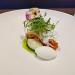 レストラン ラ・フロレゾン・ドゥ・タケウチ - LE SAUMON
      
      静岡県産紅富士サーモンのデタリネゾンラ・フロレゾン プランタニエール風