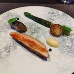 レストラン ラ・フロレゾン・ドゥ・タケウチ - LA PINTADE
      
      フランスオーベルニュ産ホロホロ鳥のローストモリーユ茸のファルシーと根セロリのピューレソースアルビュフェラ