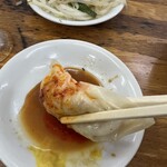 亀戸餃子 本店 - デフォの辛子も美味しいがラー油も合う