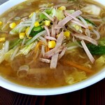 そば処 久楽 - 同行者の「味噌ラーメン」をパチリ＃