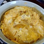 そば処 久楽 - 玉葱を熱々卵でとじた品がご飯の上にトッピング⤴