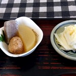 そば処 久楽 - 「小鉢」と「香の物」をパチリ♯