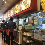 ぎょうざの満洲 - 厨房付近