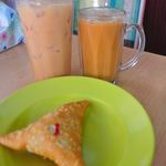 Teh Tarik Shop - 右のドリンクはテタリ80セント　