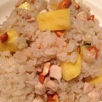 麻辣王火鍋 - 日本人だと賛否が大きく分かれそうなパイナップル入り炒飯。美味しかったです。