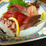 海鮮魚市 満寿美 住吉店 - 分厚く、ボリュームたっぷりの刺身