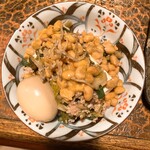 タイニーカフェ - 納豆丼のあたまのせ冷奴　煮卵付き