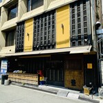 大衆肉酒場 こだわり米 匠 - 予約してもらって12:30入店、カウンター奥の4名席に着席。焼肉屋さんとは思えない清潔感のある店内。