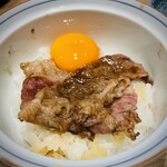 大衆肉酒場 こだわり米 匠 - 黄金すき焼きカルビをオンザライス。コレも旨旨に決まってる。