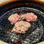大衆肉酒場 こだわり米 匠 - ハンバーグは網の隙間から溢れそうで心配だったけど、しっかり塊になっててお見事なハンバーグに仕上がった。