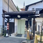 やま竹 - 店裏にも駐車場あり