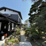 やま竹 - 店裏から入り口までのアプローチ