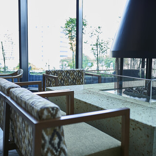 開放的なテラス席や個室完備