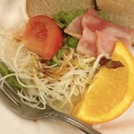 Café Mercado ミサキ - モーニングDのサラダとベーコンとフルーツ