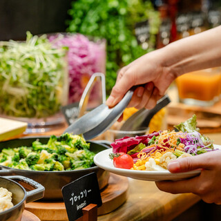 毎月テーマが替わる大人気のランチブッフェ