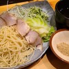 一。 - つけ麺(税込950円)
トッピングは叉焼3枚&茹で甘藍&白髪葱&千切り青葱&千切り胡瓜
つゆは魚介系の出汁を醤油で整えた和の味わい
麺は自家製ストレート中細麺、軽いハリがあり食べ易い