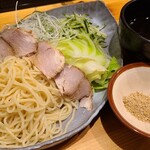 一。 - つけ麺(税込950円)
トッピングは叉焼3枚&茹で甘藍&白髪葱&千切り青葱&千切り胡瓜
つゆは魚介系の出汁を醤油で整えた和の味わい
麺は自家製ストレート中細麺、軽いハリがあり食べ易い