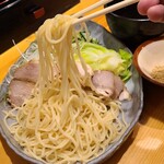 一。 - つけ麺(税込950円)
トッピングは叉焼3枚&茹で甘藍&白髪葱&千切り青葱&千切り胡瓜
つゆは魚介系の出汁を醤油で整えた和の味わい
麺は自家製ストレート中細麺、軽いハリがあり食べ易い