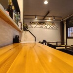 一。 - 店内は白い天井、白壁、黒のタイル貼り床、シンプルながらも清潔感のある空間、BGM代わりのテレビ音声
お席はカウンター4席、テーブル2席×2卓、小上がりに掘炬燵式座テーブル8席×1卓の合計16席