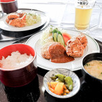 サンライズヒルズ カントリークラブ - 二人ともオリーブメンチカツ＆鶏のから揚げ定食をいただきました。