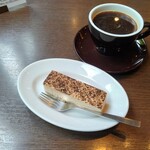 vivo daily stand - ブラックペッパーチーズケーキとコーヒー (アメリカーノ)