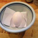 たまごかけご飯の卵です。こんな風に紙ナプキンに乗せてくれています。