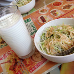 インドレストラン ムンタージ - サラダとラッシー