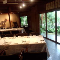 THE SODOH HIGASHIYAMA KYOTO - 大きめの個室になっている部屋。壁には画、庭もよく見えます。
