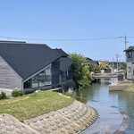 テン リバーサイド - 橋の上から見たお店の外観