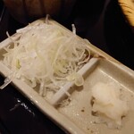手打ちそば 根津 鷹匠 - 薬味（ねぎと大根おろし）