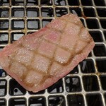 焼肉せんりゅう - 無煙ロースターで 焼いていきます