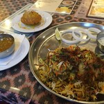 インド料理 パリワル - GW限定メニューのハイデラバーディチキンダムビリヤニとチャンドラカラ