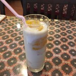 インド料理 パリワル - 美味しさミックス！限定ドリンクのマンゴーバナナラッシー(¥480)