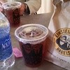 Einstein Brothers Bagels - ドリンク写真:お水とアイスコーヒーとサーモンとクリームチーズのベーグル