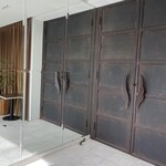 炭味家 - 入り口は重厚