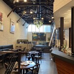 炭味家 - 店内はオシャレで広々とした空間