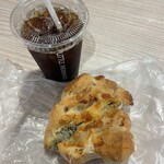 リトルマーメイド - 料理写真:ゴルゴンゾーラ 塩くるみパン  280円税抜き