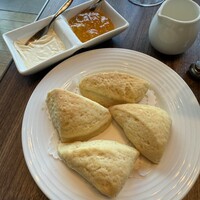 ポム・ダダン - 焼きたてスコーン（2人前）　クロテッドクリーム、マーマレード