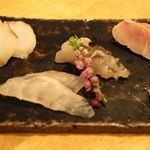 味酒 かむなび - お造りの盛り合わせは長崎産のメイチ鯛、高知の金目鯛のきずし、泉州の真だこ、淡輪の鱧の４種類。金目鯛のきずし