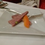 ラ ブラスリー - お店からのプレゼントの一皿