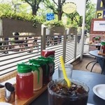 エッグスンシングス 横浜山下公園店 - アイスコーヒー
                                座れたよ〜ヽ(*^∇^*)ﾉ