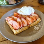 カフェ・サンクチュアリ - 苺ワッフル