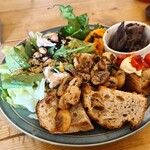 カフェ・サンクチュアリ - マッシュルームトーストと鶏レバーの赤ワイン煮とセミドライトマト（カンパーニュ）