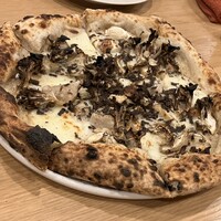 MAKIBI - きのこピザ。トリュフがたっぷりかかっていて美味しすぎて、一瞬でお腹の中へ。