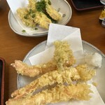 漁師の家めし 英進丸 名倉 - 海老の天ぷら(手前)、穴子の天ぷら(奥)